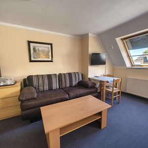 Zimmer mit Kingsize-Bett